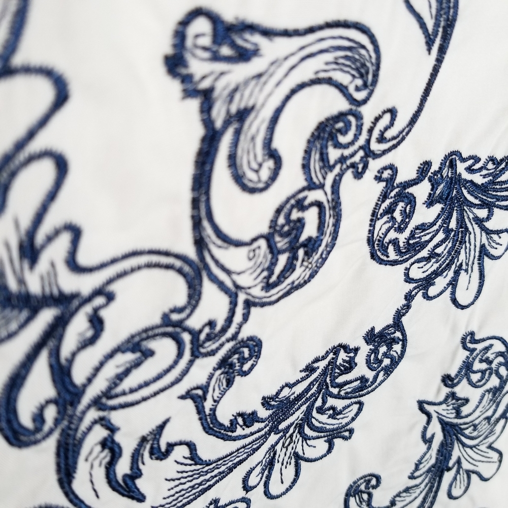 Chic Cotton Embroidered Dress - Picture 5 of 6